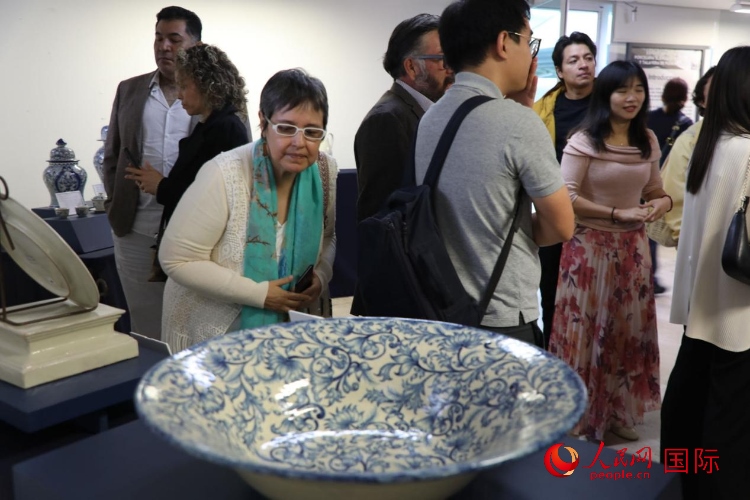 在展覽現(xiàn)場，觀眾們駐足欣賞德化白瓷和墨西哥彩瓷。人民網(wǎng) 埃內(nèi)斯托·多明戈斯攝