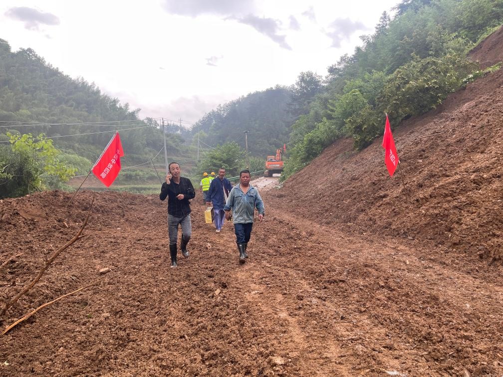 6月22日，木石里008縣道最后一個塌方點(diǎn)搶通。（受訪者供圖）
