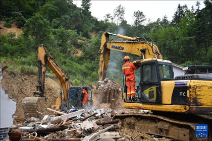 6月23日，救援人員在魚市鎮(zhèn)斗溪村龍?zhí)两M山體滑坡現(xiàn)場開展救援工作。新華社記者 陳振海 攝