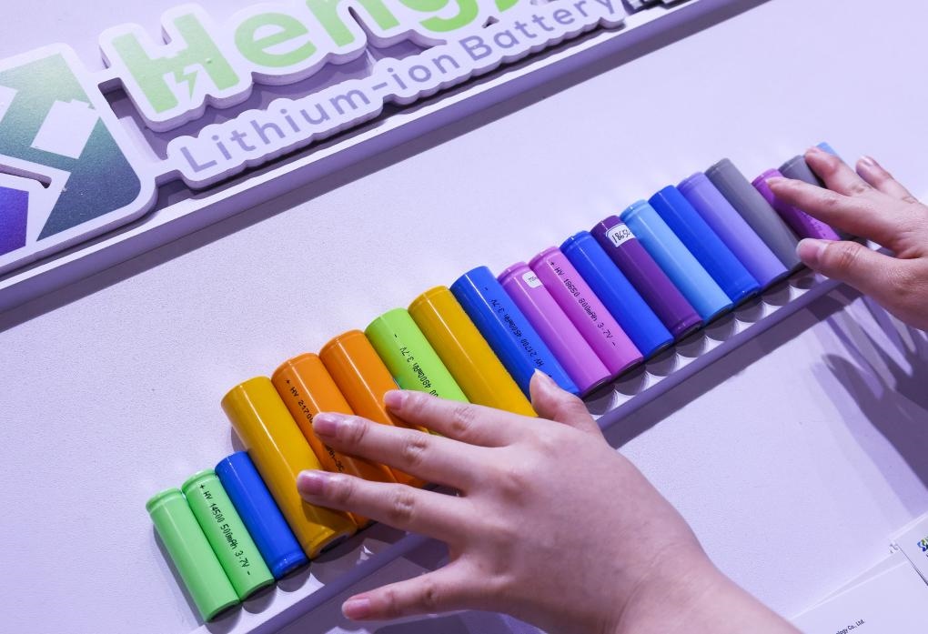 參展商在第135屆廣交會新能源展區(qū)布置鋰電池展品（2024年4月15日攝）。新華社記者 劉大偉 攝