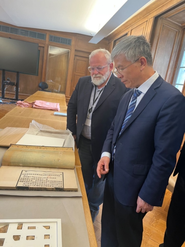 山東大學校長李術才率團訪問法國國家圖書館。山東大學供圖