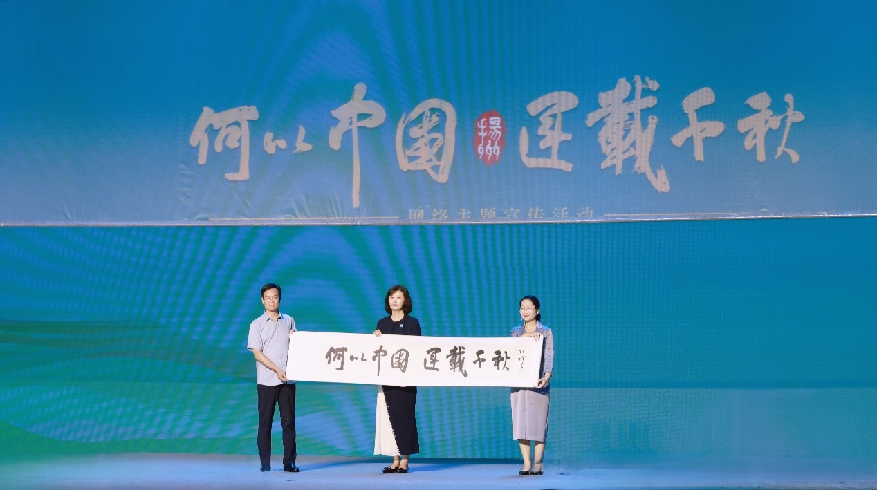 隋唐大運河文化博物館館長曹岳森（左）、揚州中國大運河博物館館長鄭晶（中）、浙東運河博物館負責人張慧（右）共同展卷。