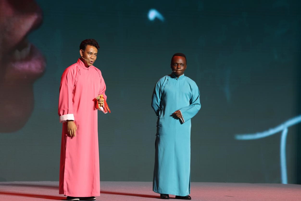 來自馬達加斯加的北京外國語大學教師唐磊（左）和來自肯尼亞的天津師范大學博士生孔愛凱（右）說唱大運河。