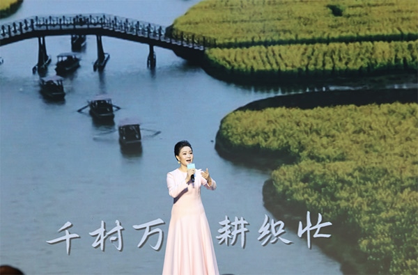 歌唱家、中國音樂學院教授雷佳現(xiàn)場演唱。