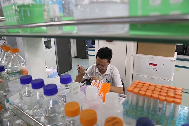 在三亞崖州灣科技城，一名青年科技工作者正在進行科研工作。