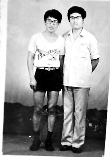 薛其坤（左）與大學(xué)同學(xué)合影。