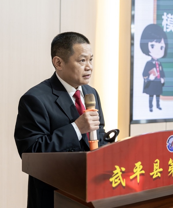 圖④：武平法院刑庭庭長候良石在模擬法庭后為學生上普法課。