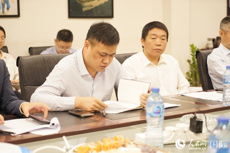 新當(dāng)選尼日利亞中國礦業(yè)聯(lián)合會會長中國和聯(lián)公司董事長李輝發(fā)言。人民網(wǎng)記者 姜宣攝