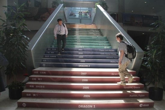 6月24日，在葡萄牙里斯本，與會者準(zhǔn)備走進(jìn)“龍計(jì)劃”五期總結(jié)研討會暨六期（2024-2028年）啟動會會場。