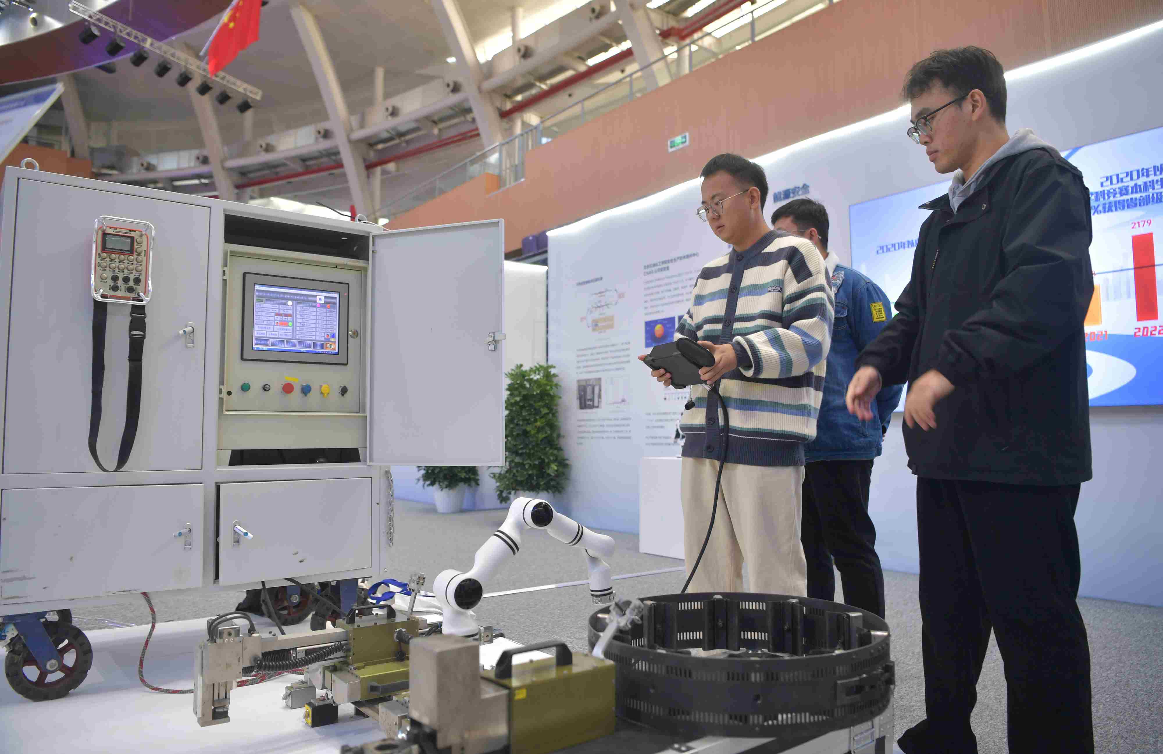 2023年，京南地區(qū)高?？萍汲晒平闀?huì)在北京建筑大學(xué)大興校區(qū)舉行。圖為高校師生在展示管道全位置焊接機(jī)器人系統(tǒng)成果。