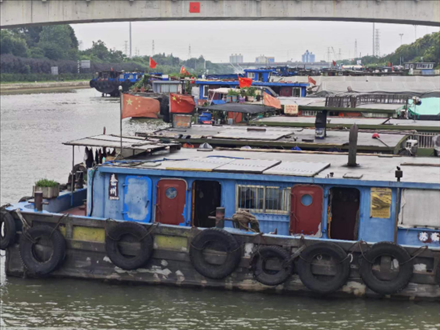 停泊在水上服務(wù)區(qū)的船只。人民網(wǎng)記者 黃鈺攝