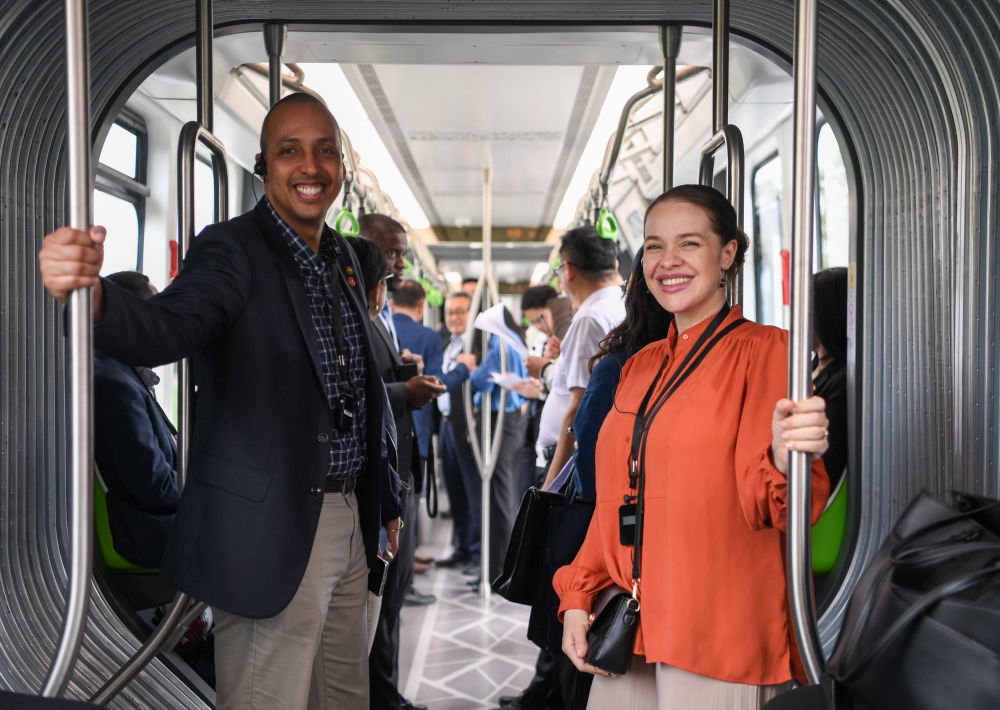 2024年4月22日，拉美和加勒比國家駐華使節(jié)、機構(gòu)代表和記者應(yīng)外交部邀請，在襄陽騰龍汽車有限公司參訪。新華社記者 杜子璇 攝