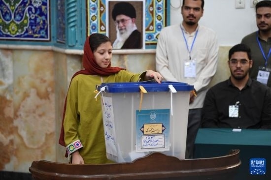 6月28日，伊朗選民在德黑蘭的一處投票站參加總統(tǒng)選舉投票。新華社記者 沙達(dá)提 攝