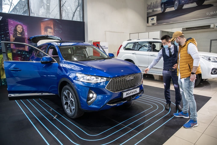 2021年4月1日，銷售人員在哈薩克斯坦阿拉木圖市經(jīng)銷商店向消費者介紹哈弗汽車。新華社發(fā)（阿斯塔納汽車公司供圖）