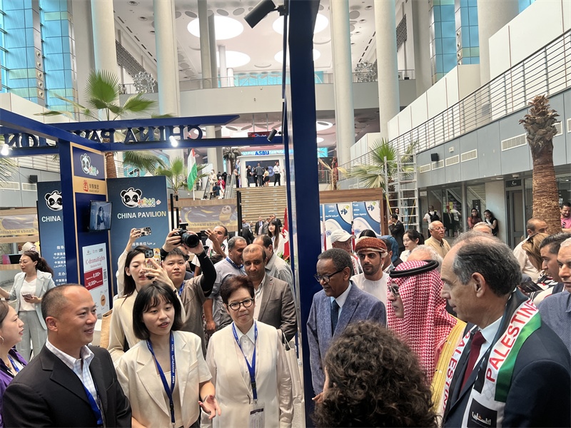 沙特廣播電視局首席執(zhí)行官、阿廣聯(lián)主席穆罕默德（右二）、阿廣聯(lián)秘書長(zhǎng)蘇萊曼（右三）等阿拉伯國(guó)家嘉賓參觀展臺(tái)。主辦方供圖