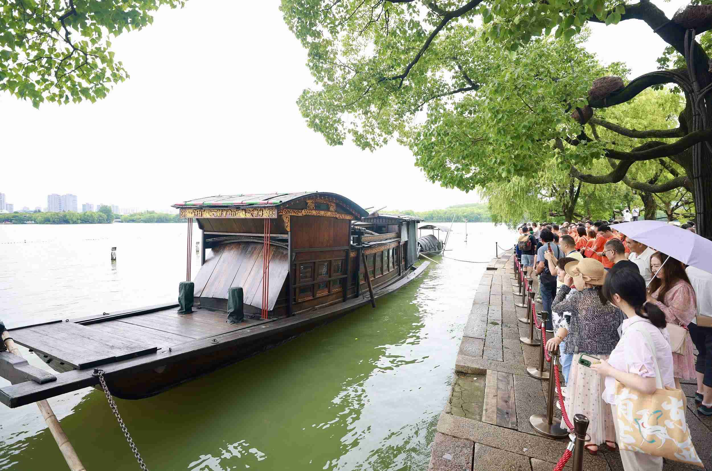 浙江嘉興，游客在南湖景區(qū)湖心島瞻仰紅船，感悟“紅船精神”。（圖片來源：視覺中國）