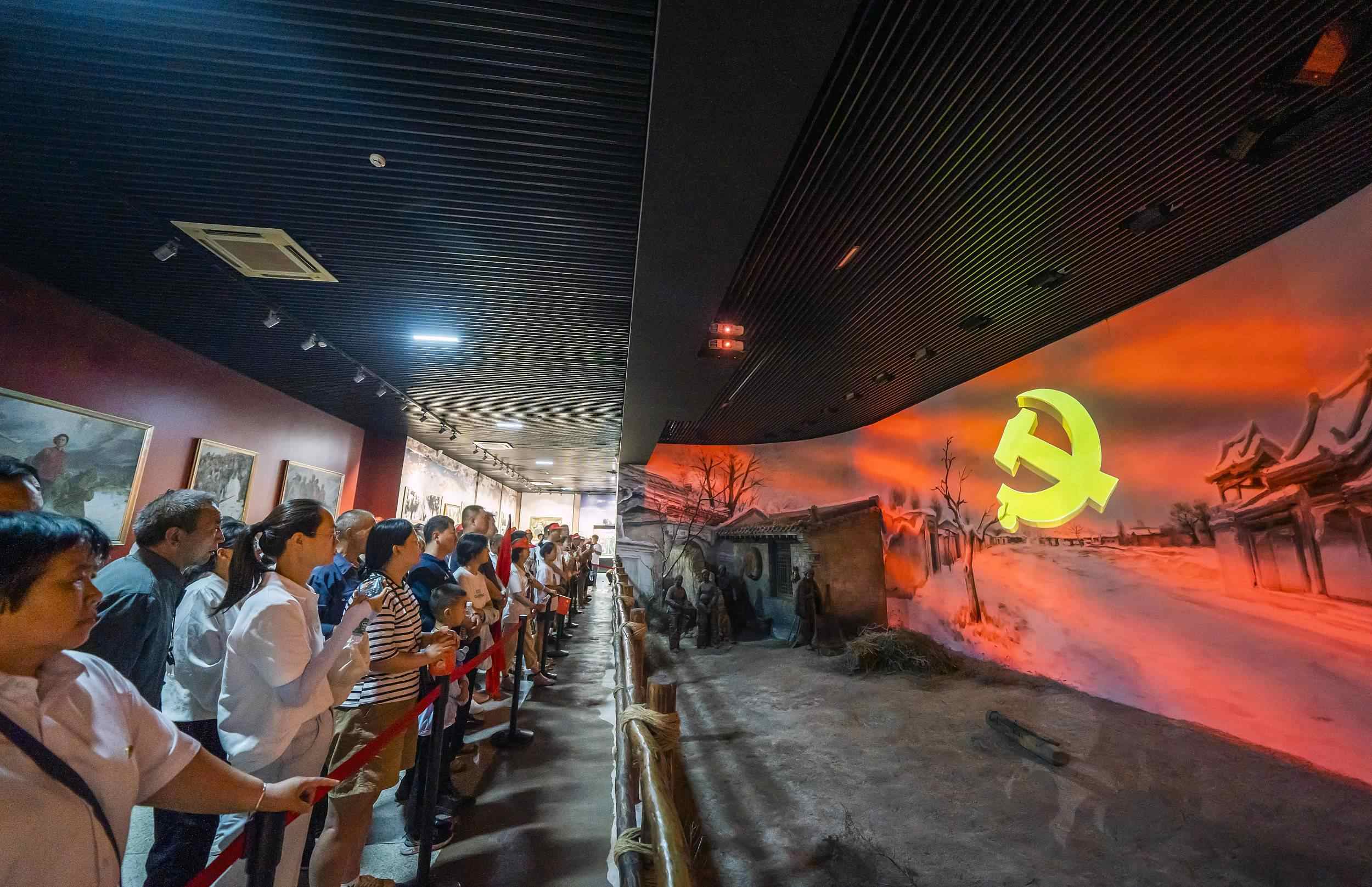 山西呂梁，游客正在文水縣劉胡蘭紀(jì)念館參觀。（圖片來源：視覺中國）