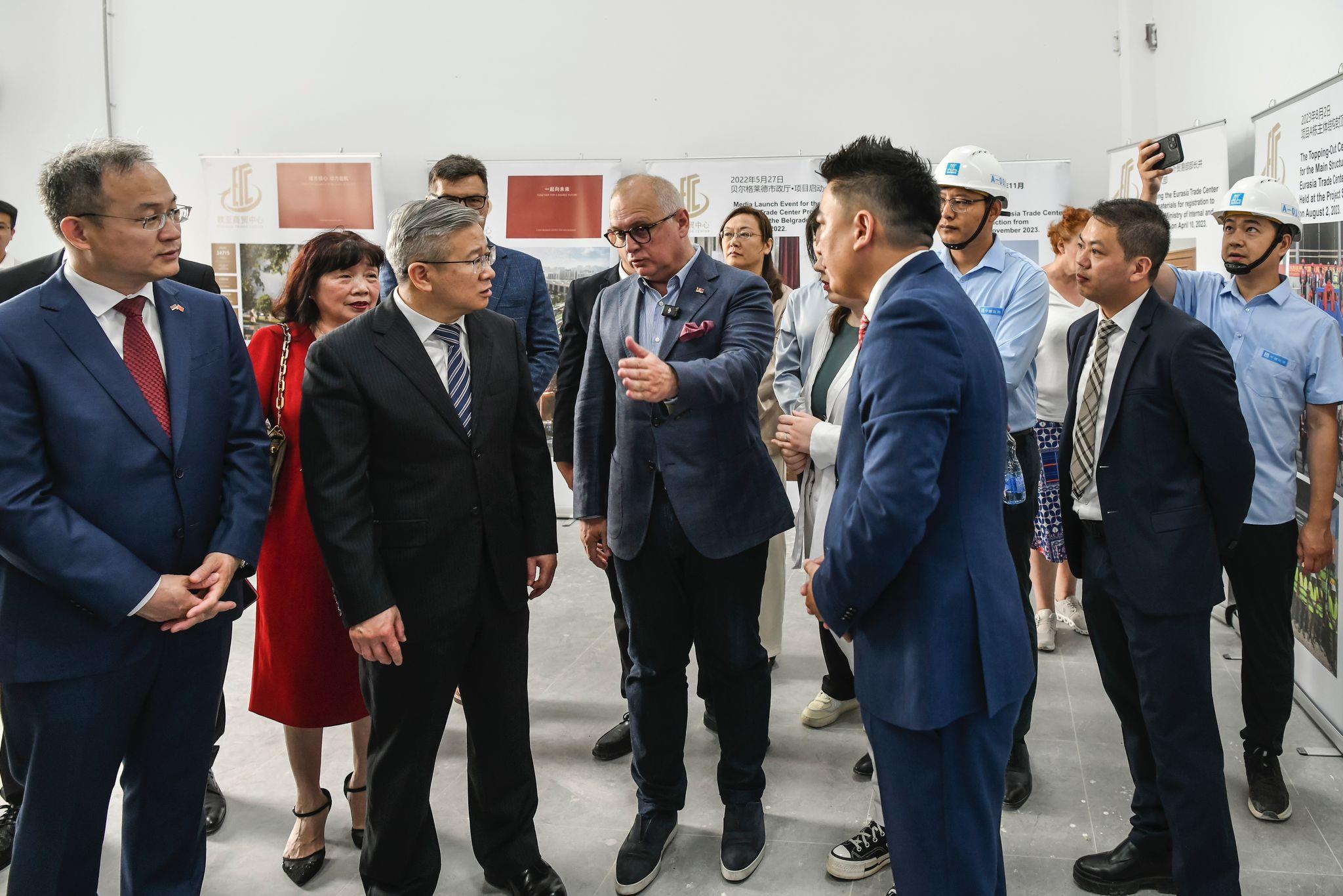 徐文光（左二）與韋西奇（左三）視察歐亞商貿(mào)中心。 歐亞商貿(mào)中心供圖