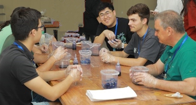 葡萄牙魯班工坊師生扎染體驗(yàn)。天津機(jī)電職業(yè)技術(shù)學(xué)院供圖