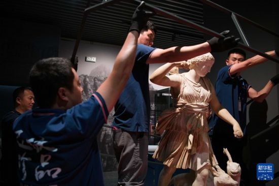 7月2日，工作人員將開箱后的古希臘文物放置在展臺上。新華社記者 張端 攝