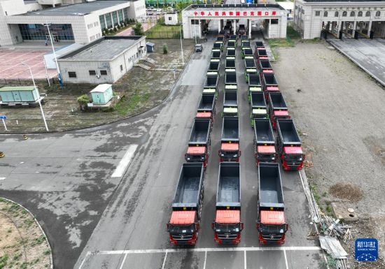 7月2日，車輛在巴克圖口岸辦理通關(guān)手續(xù)（無人機(jī)照片）。新華社發(fā)（馬丁 攝）