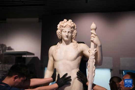7月2日，工作人員將開箱后的古希臘文物放置在展臺上。新華社記者 張端 攝