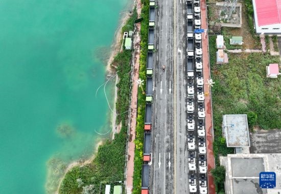 7月2日，車輛在巴克圖口岸有序出境（無人機(jī)照片）。新華社發(fā)（馬丁 攝）