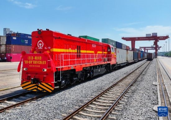 5月29日，在中哈連云港物流合作基地，首列連云港-阿拉木圖“滾裝+班列”跨境多式聯(lián)運(yùn)專列整裝待發(fā)（無(wú)人機(jī)照片）。新華社發(fā)（王健民 攝）