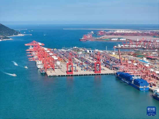 6月26日，貨輪停靠在連云港港集裝箱碼頭（無(wú)人機(jī)照片）。新華社記者 季春鵬 攝
