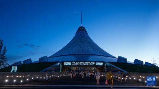 這是7月1日在哈薩克斯坦首都阿斯塔納拍攝的“可汗之帳”購物中心。新華社記者 王建華 攝