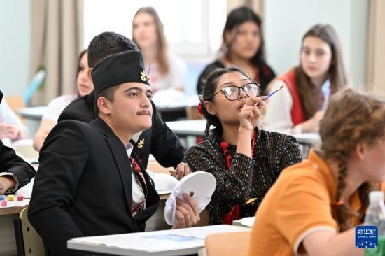 7月3日，外國學(xué)生在學(xué)習(xí)中國文化。新華社記者 李然 攝