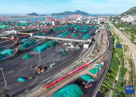 6月26日，“韓國(guó)-連云港-中亞”國(guó)際多式聯(lián)運(yùn)班列從中哈連云港物流合作基地出發(fā)，駛往哈薩克斯坦、烏茲別克斯坦（無(wú)人機(jī)照片）。班列運(yùn)載的55個(gè)大柜此前于6月13日從韓國(guó)境內(nèi)發(fā)出，經(jīng)釜山港海運(yùn)抵達(dá)連云港后轉(zhuǎn)由鐵路運(yùn)輸。新華社記者 季春鵬 攝