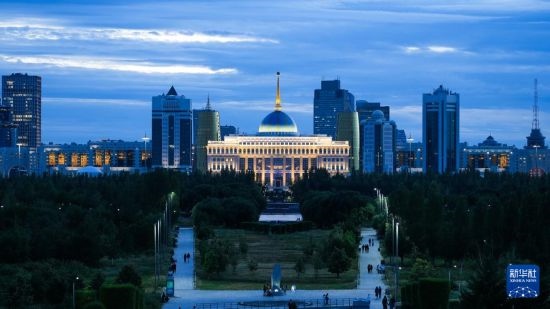 這是7月2日在哈薩克斯坦首都阿斯塔納拍攝的總統府及城市建筑。新華社記者 王建華 攝