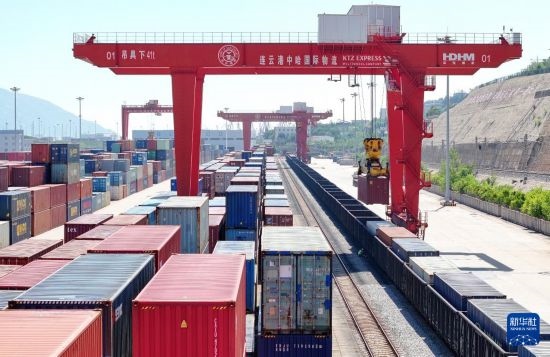 6月30日，在中哈連云港物流合作基地，大型機(jī)械在吊裝集裝箱（無(wú)人機(jī)照片）。新華社發(fā)（王健民 攝）