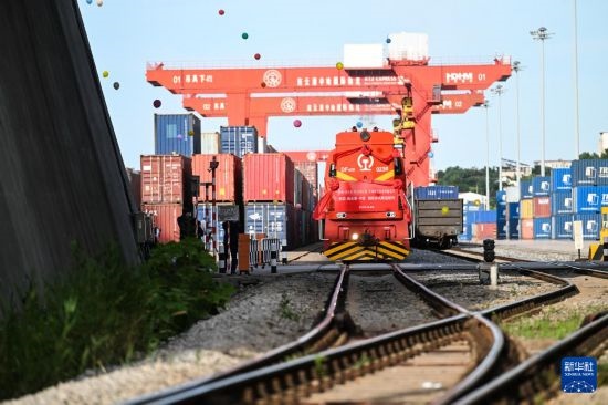 6月26日，“韓國(guó)-連云港-中亞”國(guó)際多式聯(lián)運(yùn)班列從中哈連云港物流合作基地出發(fā)，駛往哈薩克斯坦、烏茲別克斯坦。班列運(yùn)載的55個(gè)大柜此前于6月13日從韓國(guó)境內(nèi)發(fā)出，經(jīng)釜山港海運(yùn)抵達(dá)連云港后轉(zhuǎn)由鐵路運(yùn)輸。新華社記者 季春鵬 攝
