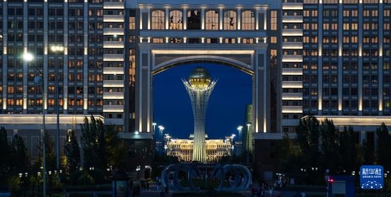 這是7月1日在哈薩克斯坦首都阿斯塔納透過一座建筑拍攝的巴伊杰列克觀景塔。新華社記者 王建華 攝