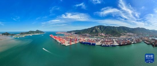 6月26日，貨輪?？吭谶B云港港集裝箱碼頭（無(wú)人機(jī)照片）。新華社記者 季春鵬 攝