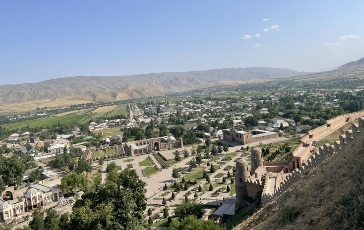 位于塔吉克斯坦杜尚別西北的吉薩爾古城，有著3000多年歷史。有研究認(rèn)為，張騫出使大宛回程途中曾經(jīng)過此地。圖為從吉薩爾古城城墻俯瞰城門與市鎮(zhèn)。本報(bào)記者 曲頌 攝