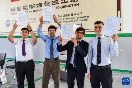 7月3日，在塔吉克斯坦首都杜尚別，魯班工坊赴華留學(xué)生展示錄取通知書(shū)。新華社記者 曹陽(yáng) 攝