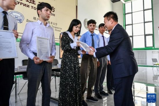 7月3日，在塔吉克斯坦首都杜尚別，天津城市建設(shè)管理職業(yè)技術(shù)學(xué)院的負(fù)責(zé)人為魯班工坊赴華留學(xué)生頒發(fā)錄取通知書(shū)。新華社記者 曹陽(yáng) 攝
