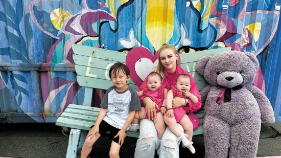 娜塔利亞·莫伊塞耶娃和三個(gè)孩子在江蘇宜興。