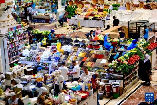 這是6月13日在塔吉克斯坦首都杜尚別拍攝的大巴扎內(nèi)景。新華社記者 鄭開君 攝
