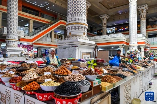 這是6月27日在塔吉克斯坦首都杜尚別拍攝的大巴扎內(nèi)景。新華社記者 曹陽(yáng) 攝