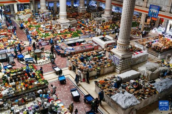 這是6月27日在塔吉克斯坦首都杜尚別拍攝的大巴扎內(nèi)景。新華社記者 曹陽(yáng) 攝