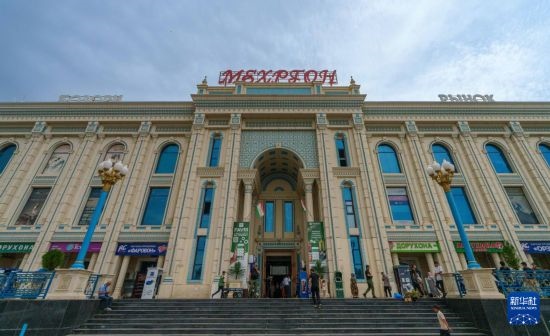 這是7月1日在塔吉克斯坦首都杜尚別拍攝的大巴扎外景。新華社記者 周荻瀟 攝