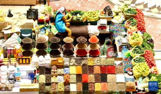 這是7月3日在塔吉克斯坦首都杜尚別拍攝的大巴扎內(nèi)景。新華社記者 姚大偉 攝