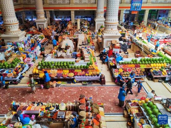 這是7月3日在塔吉克斯坦首都杜尚別拍攝的大巴扎內(nèi)景。新華社記者 燕雁 攝