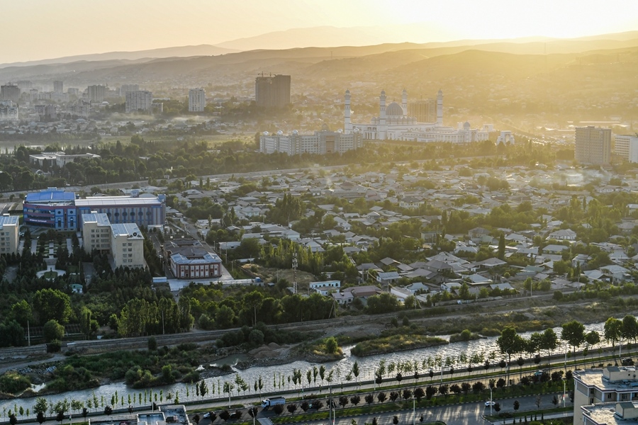 這是2024年6月26日拍攝的塔吉克斯坦首都杜尚別城市風(fēng)光。新華社記者 曹陽(yáng) 攝