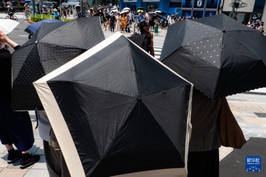 7月4日，人們在日本東京原宿的街道上等待紅綠燈。新華社記者 張笑宇 攝