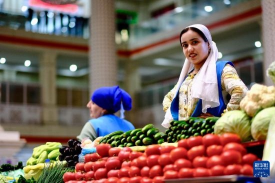 這是6月13日在塔吉克斯坦首都杜尚別大巴扎內(nèi)拍攝的營(yíng)業(yè)者。新華社記者 鄭開君 攝